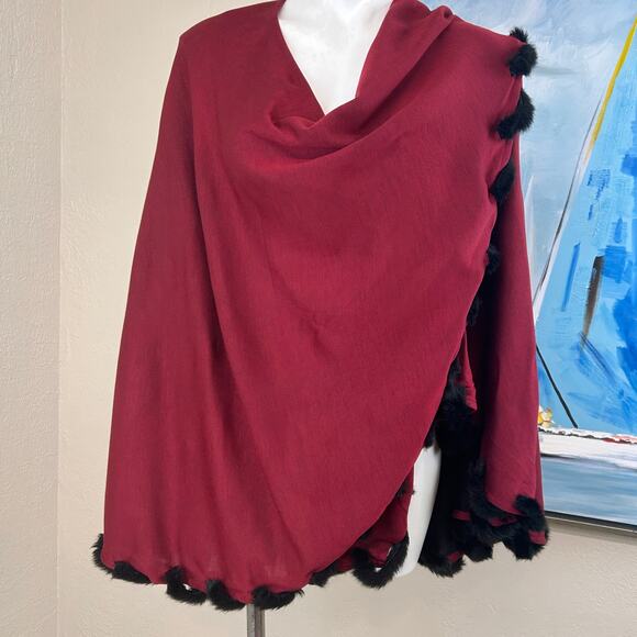 Randolph Duke The Look Reversible Cape
NWT Faux fur Trim - Picture 2 of 6